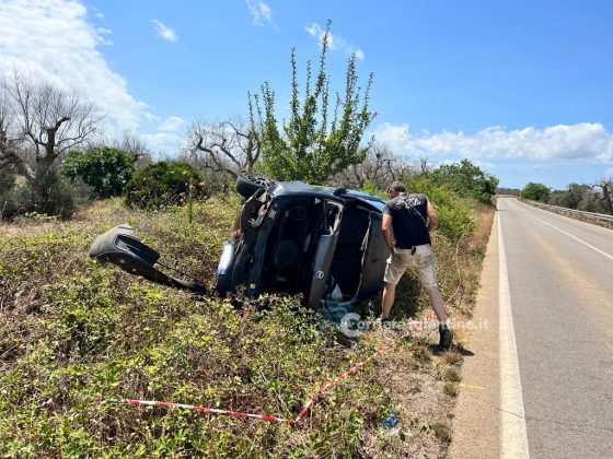 Esce fuori strada e si ribalta nei campi: auto distrutta, conducente miracolato - Corriere Salentino