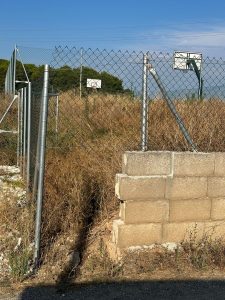 Campo polivalente, pagamento completato. L’opposizione attacca: “Non risulta neppure effettuata la bonifica o almeno una consulenza chimico-geologica del sito” - Corriere Salentino