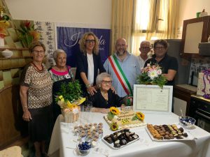 A Galatone è festa per i 100 anni di nonna Iolanda: da bambina lavorava già nei campi e aveva imparato a leggere di nascosto, perché le donne non potevano studiare - Corriere Salentino