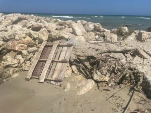 Torre Chianca, ad agosto siringhe e sporcizia nella spiaggia libera. I residenti protestano: “Non è un bel biglietto da visita per i turusti” - Corriere Salentino
