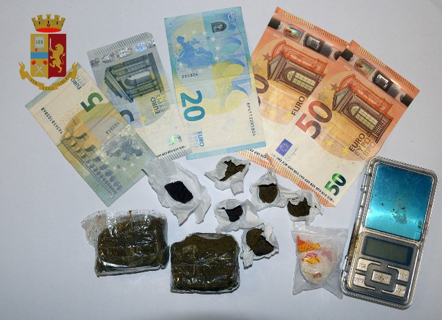 Stretta sulla "malamovida" a Gallipoli: arresti, denunce e sequestri di tavoli e sedie piazzate abusivamente - Corriere Salentino