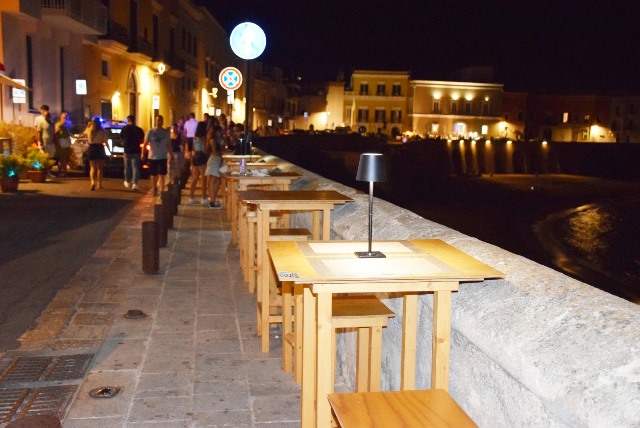 Stretta sulla "malamovida" a Gallipoli: arresti, denunce e sequestri di tavoli e sedie piazzate abusivamente - Corriere Salentino