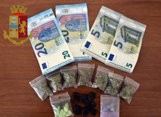 Alla vista degli agenti fugge tra le dune. Nel marsupio dosi di droga per lo spaccio: arrestato