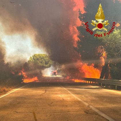 Brucia il Salento, canadair in azione a Rivabella - Corriere Salentino