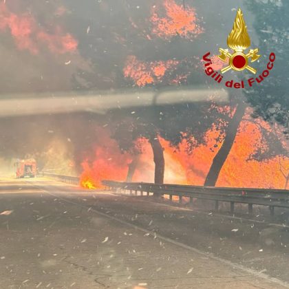 Brucia il Salento, canadair in azione a Rivabella - Corriere Salentino