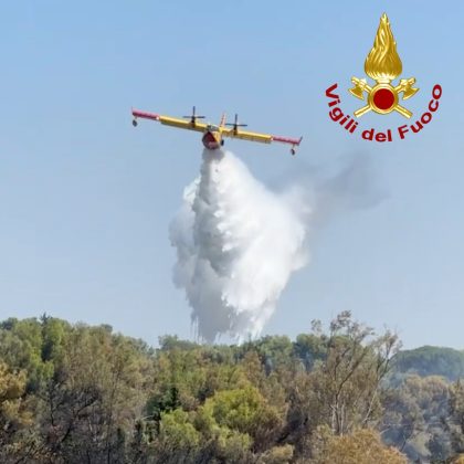 Brucia il Salento, canadair in azione a Rivabella - Corriere Salentino