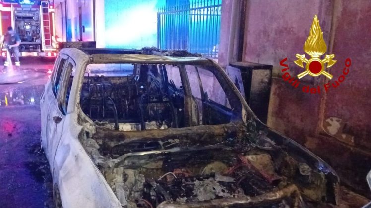In fiamme le auto di famiglia, scattano le indagini - Corriere Salentino