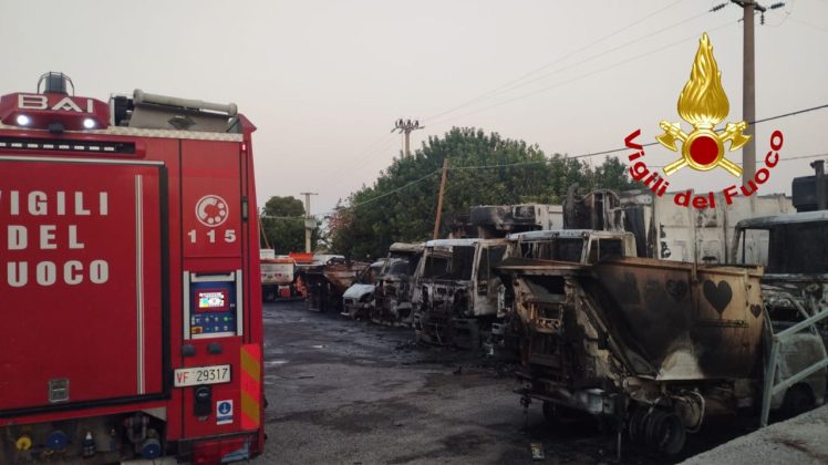 Notte infernale nel deposito della nettezza urbana: 10 mezzi avvolti dalle fiamme - Corriere Salentino