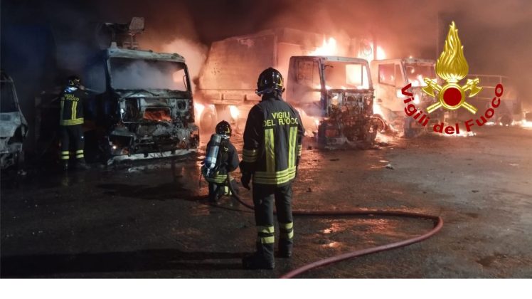 Notte infernale nel deposito della nettezza urbana: 10 mezzi avvolti dalle fiamme - Corriere Salentino