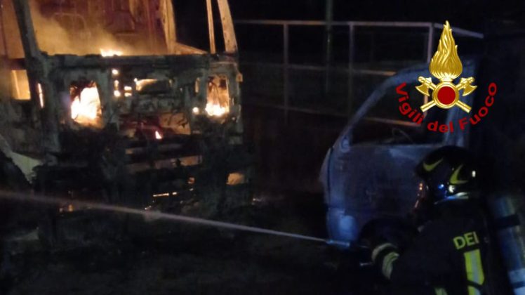 Notte infernale nel deposito della nettezza urbana: 10 mezzi avvolti dalle fiamme - Corriere Salentino