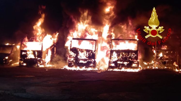 Notte infernale nel deposito della nettezza urbana: 10 mezzi avvolti dalle fiamme - Corriere Salentino