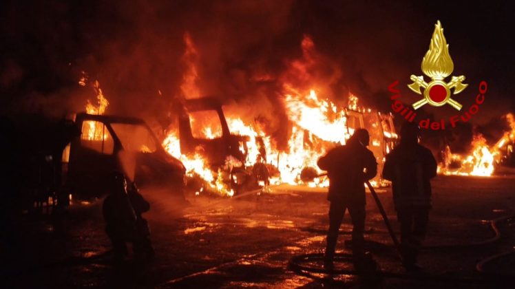 Notte infernale nel deposito della nettezza urbana: 10 mezzi avvolti dalle fiamme - Corriere Salentino