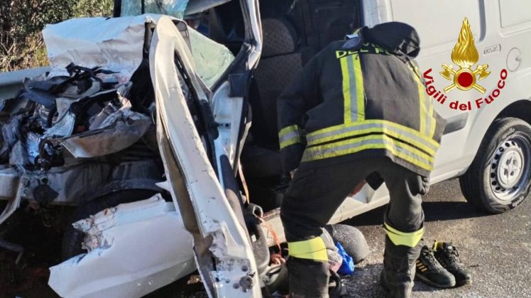 Tremendo schianto tra camion e Fiorino, liberato dalle lamiere un 40enne: "codice rosso" al Fazzi - Corriere Salentino