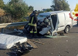 Tremendo schianto tra camion e Fiorino, liberato dalle lamiere un 40enne: “codice rosso” al Fazzi