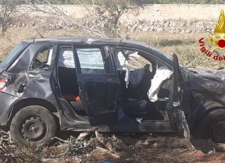 Con l’auto fuori strada, poi lo schianto con un albero: 20enne in ospedale con codice rosso