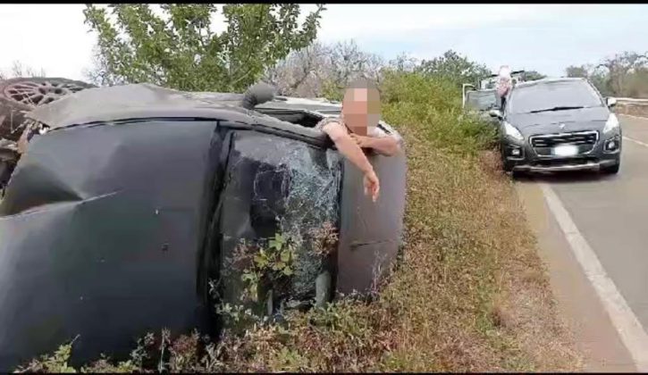 Esce fuori strada e si ribalta nei campi: auto distrutta, conducente miracolato - Corriere Salentino