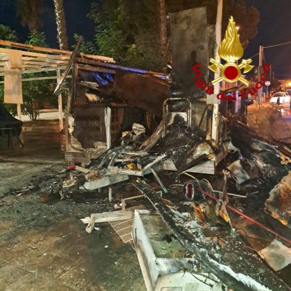 Doppio incendio distrugge fast food e danneggia abitazione: si indaga per accertare le cause - Corriere Salentino