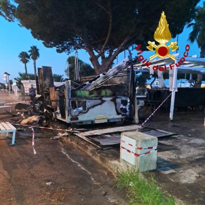 Doppio incendio distrugge fast food e danneggia abitazione: si indaga per accertare le cause - Corriere Salentino
