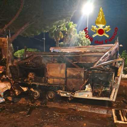 Doppio incendio distrugge fast food e danneggia abitazione: si indaga per accertare le cause - Corriere Salentino