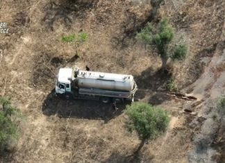 Sversano percolato dai mezzi utilizzati per la raccolta rifiuti, il drone li inchioda: tre denunce e sequestro