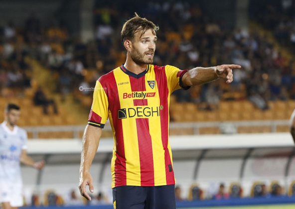 Lecce, buona la prima: batte il Como di misura e passa il turno. Ora testa al campionato - Corriere Salentino