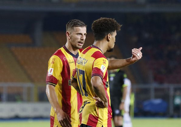 Lecce, buona la prima: batte il Como di misura e passa il turno. Ora testa al campionato - Corriere Salentino