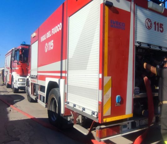 Incendi lungo la dorsale ionica, oltre ai mezzi a terra, impiegati anche due Canadair