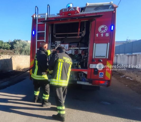 Fiamme nella notte a Baia Verde: rogo nei pressi di Viale delle Dune, innesco forse causato da fuochi d’artificio