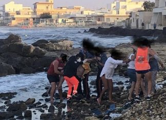 Viene colto da malore dopo un tuffo nel mare agitato, un bagnino e un cittadino lo salvano ed evitano il peggio