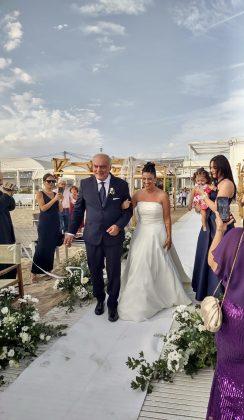 Sposarsi in spiaggia anche in autunno. A Lido Venere come in California - Corriere Salentino
