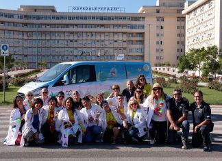 Davanti al Fazzi di Lecce, si riaccendono i motori del nuovo Sorrisinbus