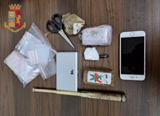 Si allontana con l’auto alla vista delle divise: a bordo cocaina, hashish e sfollagente. Arrestato