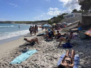 Il sogno delle spiagge salentine, come Torre Dell’Orso, quando è già autunno: acqua fresca, pulita e rigenerante - Corriere Salentino