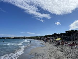 Il sogno delle spiagge salentine, come Torre Dell’Orso, quando è già autunno: acqua fresca, pulita e rigenerante - Corriere Salentino