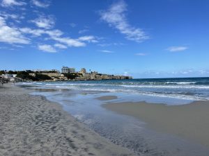 Il sogno delle spiagge salentine, come Torre Dell’Orso, quando è già autunno: acqua fresca, pulita e rigenerante - Corriere Salentino
