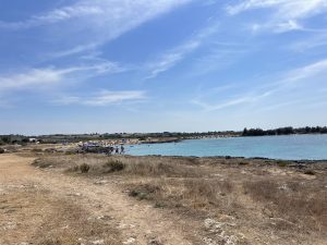 Spiagge piene di turisti anche a settembre. Il meraviglioso mare e le spiaggette libere del Frascone nella Palude del Capitano, tesoro del Salento - Corriere Salentino