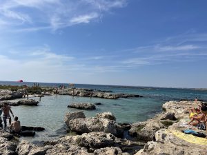 Spiagge piene di turisti anche a settembre. Il meraviglioso mare e le spiaggette libere del Frascone nella Palude del Capitano, tesoro del Salento - Corriere Salentino
