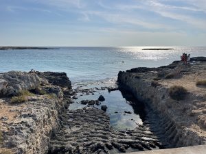 Spiagge piene di turisti anche a settembre. Il meraviglioso mare e le spiaggette libere del Frascone nella Palude del Capitano, tesoro del Salento - Corriere Salentino