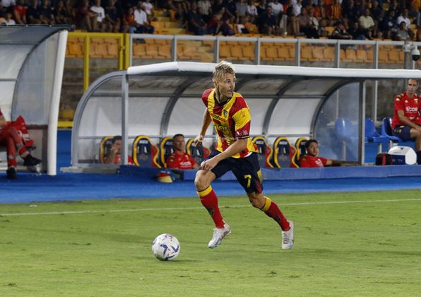 Una “magia” di Oudin piega il Genoa: secondo posto e Via del Mare in estasi - Corriere Salentino