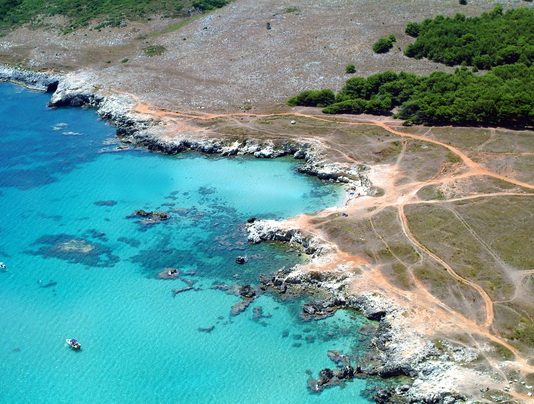 Si tuffa in mare per salvare i figlioletti, poi torna a riva, si accascia e muore