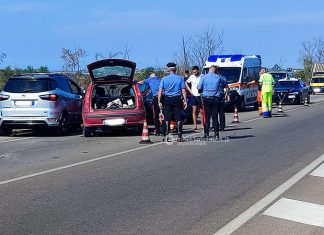 Inseguito dopo un furto, provoca incidente e poi si scaglia contro i carabinieri: arrestato