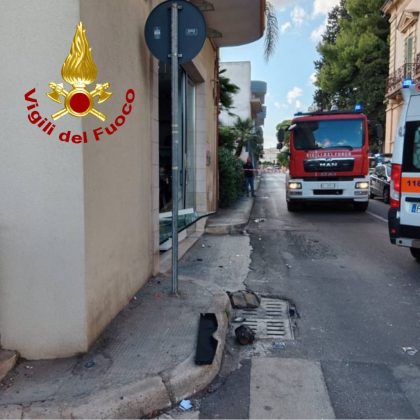 Impatto nel centro abitato: le auto sfondano le vetrate di due esercizi commerciali. Ferita una ragazza - Corriere Salentino