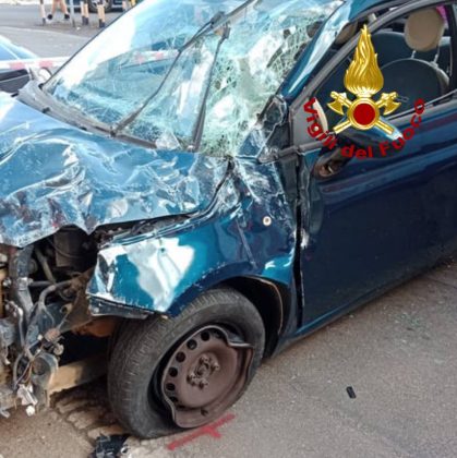 Impatto nel centro abitato: le auto sfondano le vetrate di due esercizi commerciali. Ferita una ragazza - Corriere Salentino