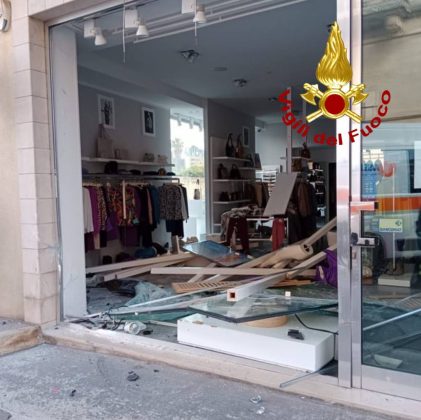 Impatto nel centro abitato: le auto sfondano le vetrate di due esercizi commerciali. Ferita una ragazza - Corriere Salentino