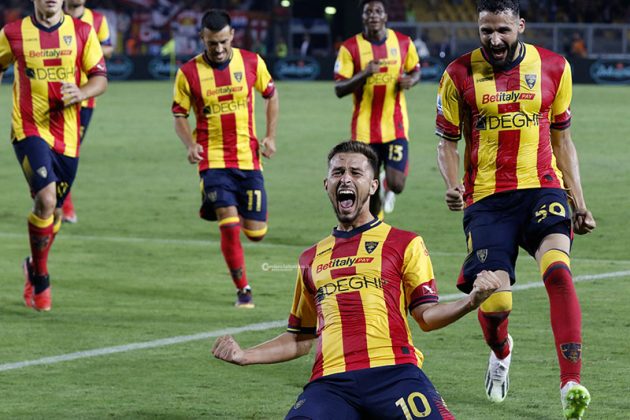 Una “magia” di Oudin piega il Genoa: secondo posto e Via del Mare in estasi - Corriere Salentino