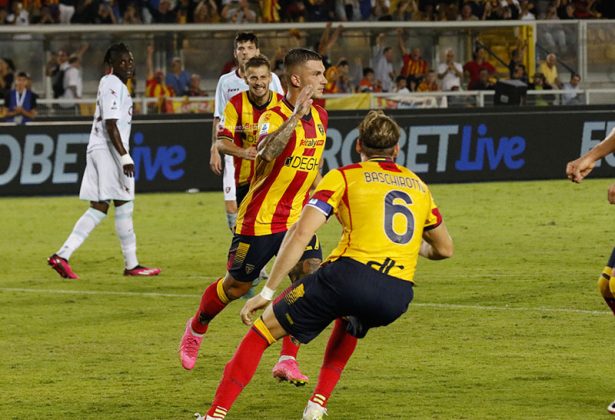 Krstovic la sblocca, Strefezza la chiude: il Lecce batte anche la Salernitana - Corriere Salentino