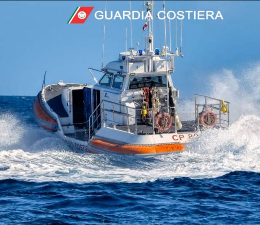Porto Cesareo, il vento lo spinge al largo col Sup: 25enne salvato dalla Guardia costiera