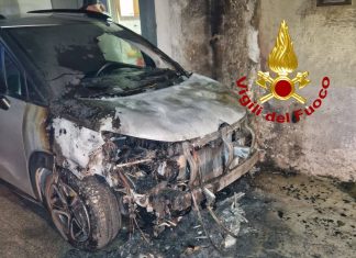 Altra auto in fiamme, misterioso rogo nel basso Salento: brucia la Citroen di un 39enne