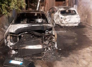 Notte di fuoco nel basso Salento, distrutte le auto di una famiglia: danni anche a tettoia e muri esterni