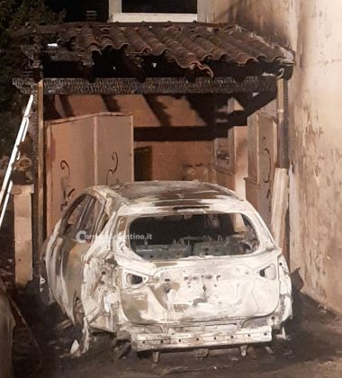 Notte di fuoco nel basso Salento, distrutte le auto di una famiglia: danni anche a tettoia e muri esterni - Corriere Salentino